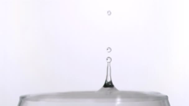 Drop vallen in een glas in super slow motion — Stockvideo
