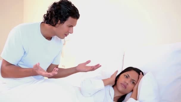 Пара сперечається в ліжку — стокове відео