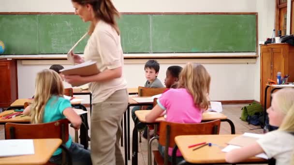 Enseignant distribuant des devoirs — Video