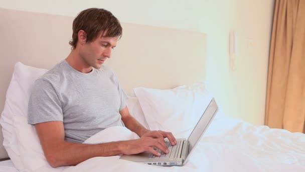 Sorrindo homem usando seu laptop — Vídeo de Stock