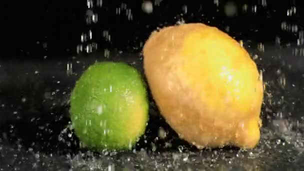 Дождь из воды на фрукты в замедленной съемке — стоковое видео