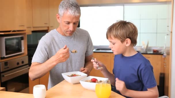 Padre e hijo comiendo juntos — Vídeo de stock