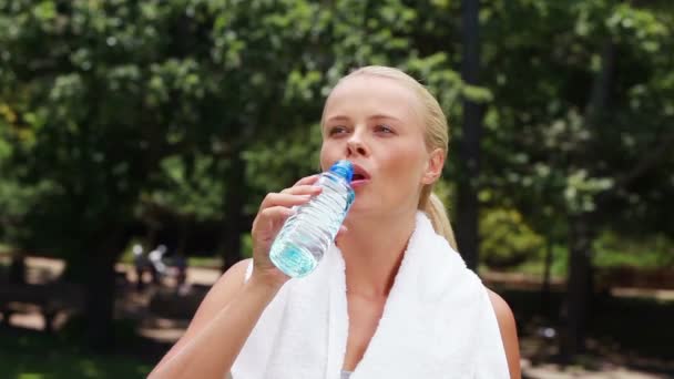 Una donna prende un bicchiere d'acqua e poi si pulisce la fronte — Video Stock