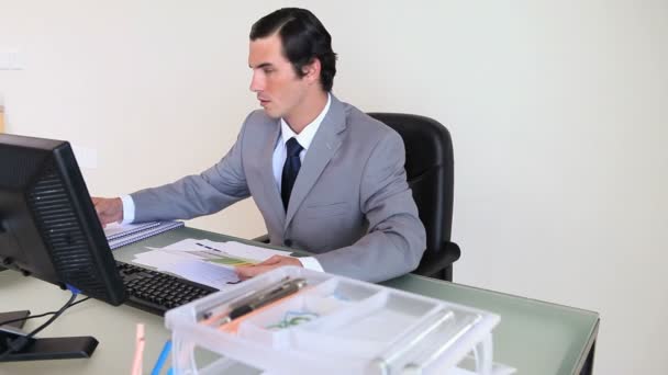 Empresario que trabaja con una computadora — Vídeo de stock