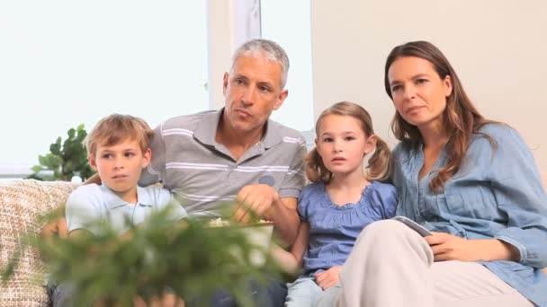 Family eating popcorn — Stock Video