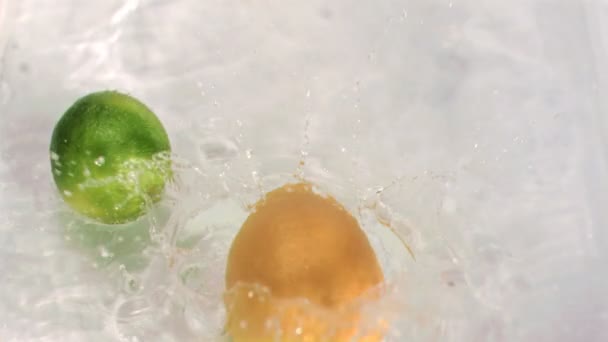 Vruchten vallen in water in super slow motion — Stockvideo