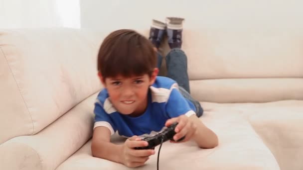 Junge verliert bei Videospiel — Stockvideo