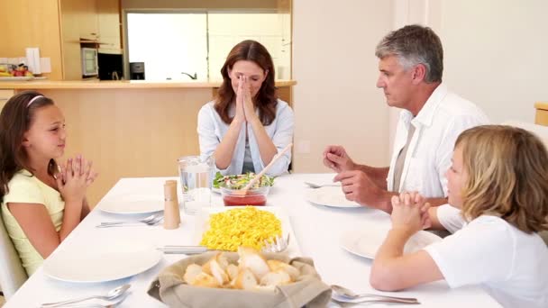 Familie betet vor dem Abendessen — Stockvideo