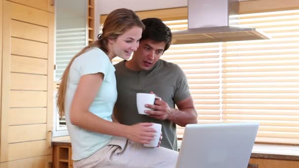 Een paar samen met behulp van een laptop — Stockvideo