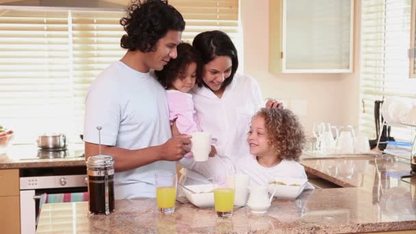 キッチンで朝食をとる家族 — ストック動画