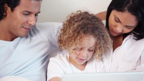 Familia usando el ordenador portátil juntos — Vídeo de stock