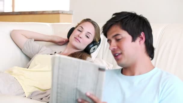 Woman helping her husband to do a crossword — Stock Video