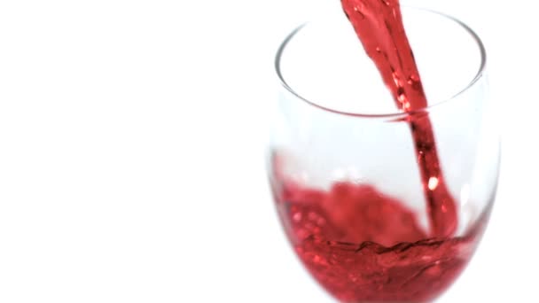 Rode wijn wordt gegoten in super slow motion — Stockvideo