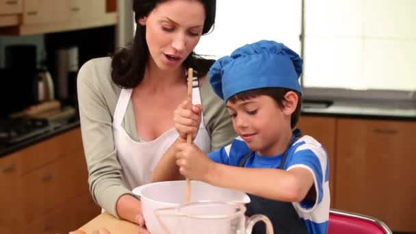 Madre e hijo preparando la masa juntos — Vídeos de Stock