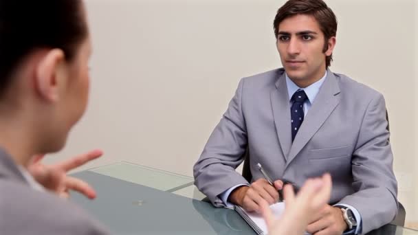 Hombre hablando con una mujer de negocios — Vídeos de Stock