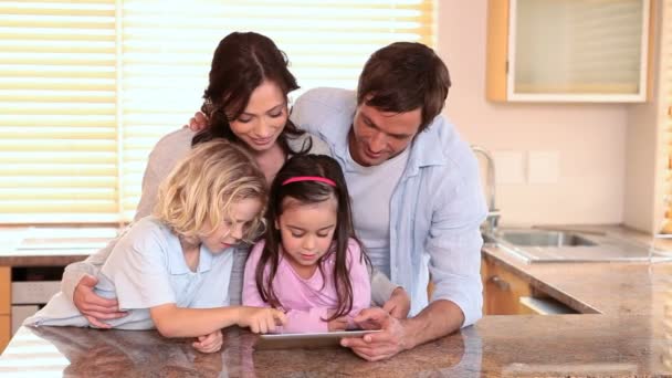 Rodinné stojící při použití počítače tablet pc — Stock video