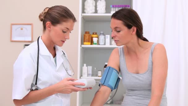 Doctor taking the blood pressure of a patient — Stock Video