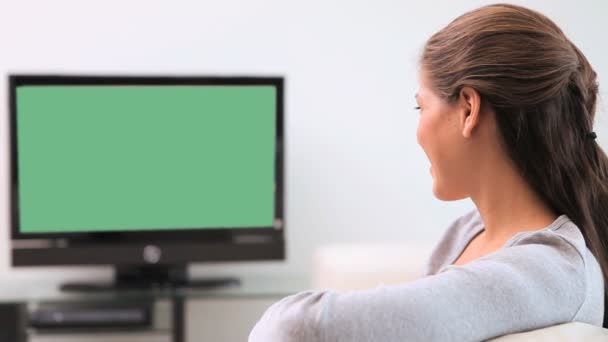 Mujer morena viendo la televisión — Vídeos de Stock