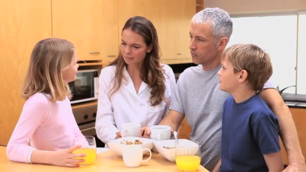 Gelukkige familie eten hun ontbijt — Stockvideo