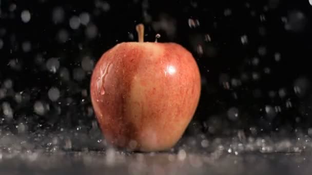 Water raining on apple in super slow motion — Stock Video