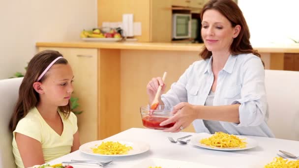 Sorrindo mãe servindo sua filha — Vídeo de Stock