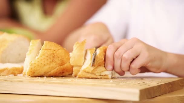 Sandwich und Füllungen in Scheiben geschnitten — Stockvideo