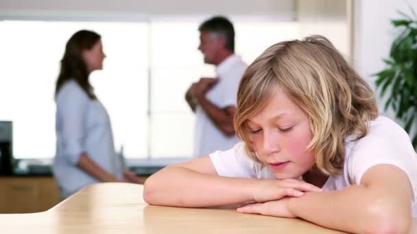 男の子が彼の両親を聴きながらため息をつく — ストック動画