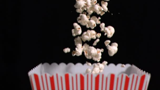 Popcorn fällt in Superzeitlupe in Tüte — Stockvideo