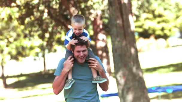 Père au ralenti tenant son fils — Video