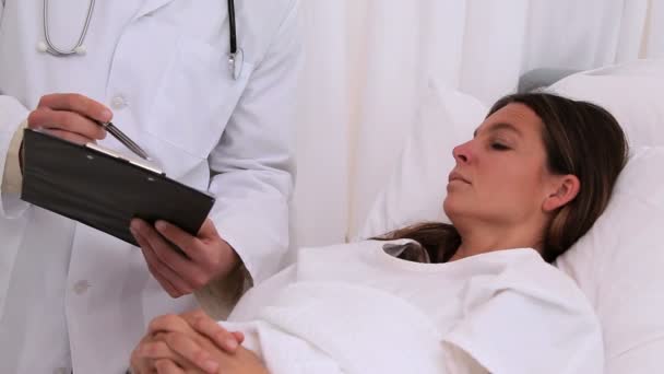 Пациент смотрит на планшет — стоковое видео