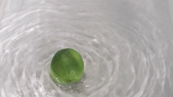 Vápno obrací ve vodě v super slow motion — Stock video