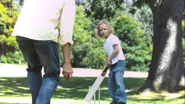 Père et fils au ralenti jouant au cricket — Video