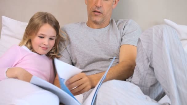 Menina lendo um livro em voz alta — Vídeo de Stock