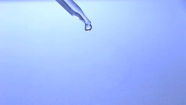 Drop eraf vallen Pipetteer in super slow motion — Stockvideo