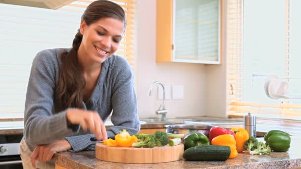 Vrouw eten van een stukje van peper — Stockvideo