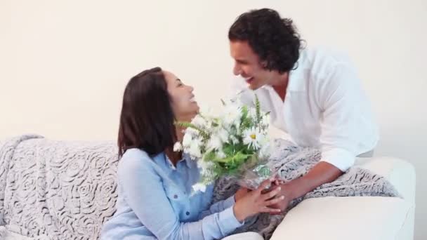 Homme surprenant sa petite amie avec un bouquet — Video