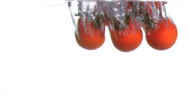 超スローモーションで水に落ちるトマト — ストック動画