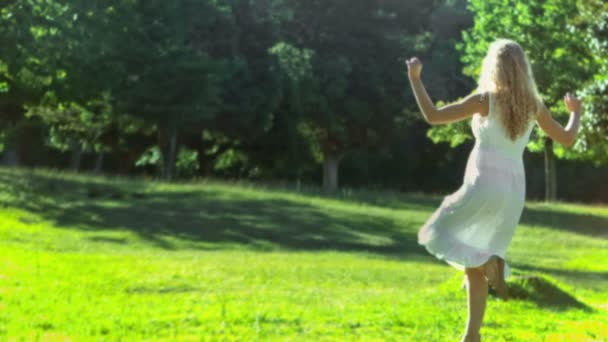 Женщина танцует в замедленной съемке — стоковое видео