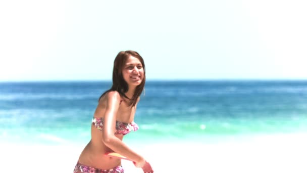 Morena jogando frisbee em câmera lenta — Vídeo de Stock