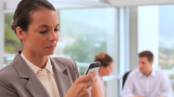 Geschäftsfrau benutzt ihr Handy — Stockvideo