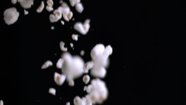 Попкорн падает в замедленной съемке — стоковое видео