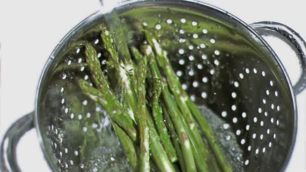 Asparagus being washed in super slow motion — Stock Video