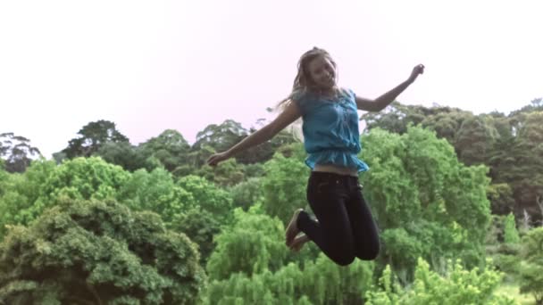 Mulher feliz pulando em câmera lenta — Vídeo de Stock