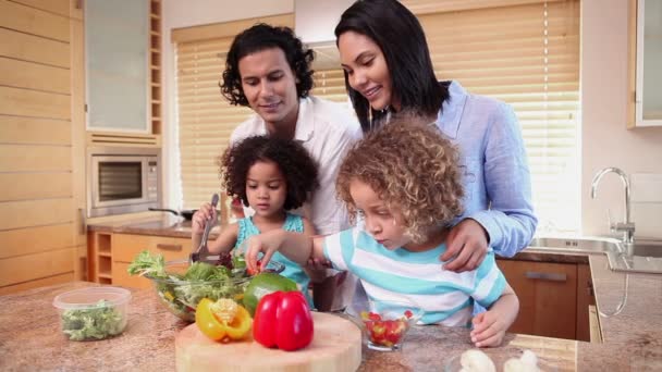 Famiglia preparazione insalata — Video Stock