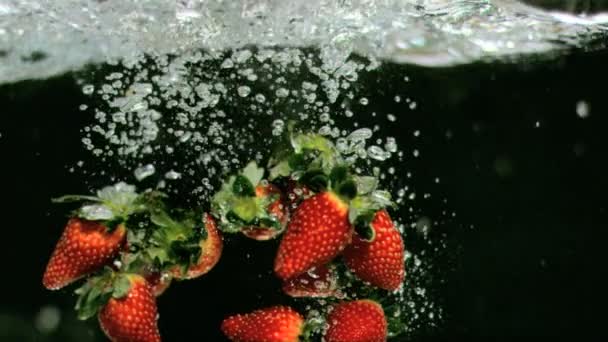 Erdbeeren unter Wasser in Superzeitlupe — Stockvideo