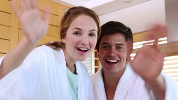 Um casal em roupões de banho usando chat de vídeo — Vídeo de Stock
