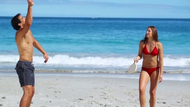 Cheerful couple playing with paddles — Stock Video