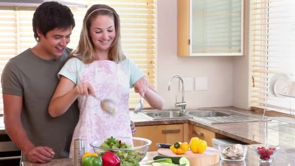 Uma dona de casa misturando uma salada — Vídeo de Stock