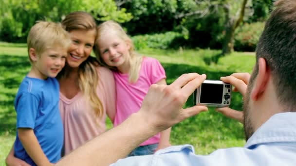 Mãe e seus filhos posam para uma foto sendo tirada pelo pai — Vídeo de Stock