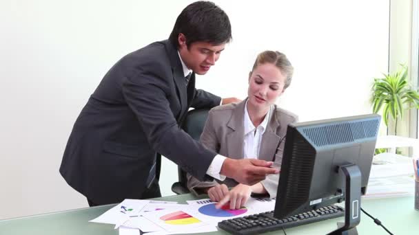 Man helping a colleague — Stock Video